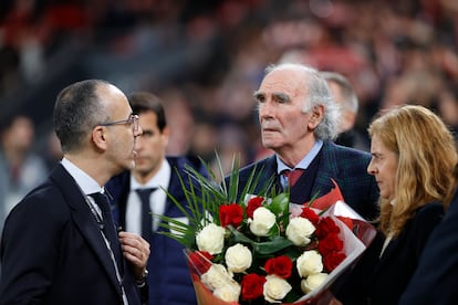 El exfutbolista del Athletic José Ángel Iribar participa en el homenaje a 'Txetxu' Rojo, fallecido el pasado mes de diciembre.