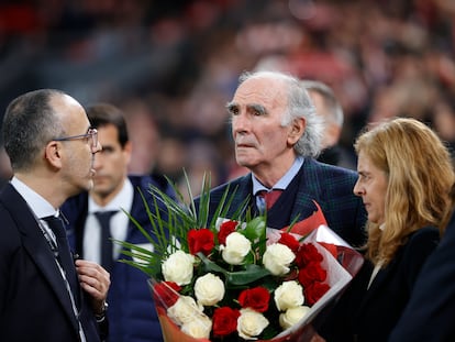 El exfutbolista del Athletic José Ángel Iribar participa en el homenaje a 'Txetxu' Rojo, fallecido el pasado mes de diciembre.