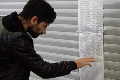 Un hombre observa la lista de pasajeros fallecidos en el aeropuerto Rostov on Don, al sur de Rusia. La caja negra del avión ha sido ya localizada en el lugar de la catástrofe.