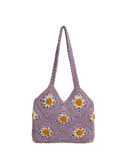 Mango.

Las flores de crochet son el estampado crucial para entender esta tendencia arraigada en el Summer of Love. Ese aire festivo y tranquilo como de estar siempre en la playa se lleva, incluso, al hombro. Es el caso de este bolso ligero que incluye un cierre de imán para proteger su interior. Disponible en colores lila y arena.