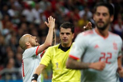 El centrocampista español David Silva (i) se lamenta después de un fallo a puerta.