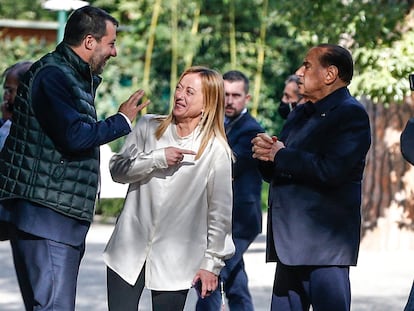 Silvio Berlusconi recibe en su villa de la Via Appia romana a Giorgia Meloni y Matteo Salvini.