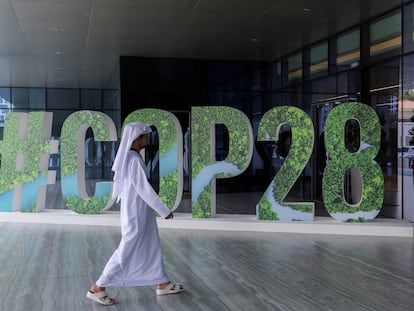 Un delegado pasa delante del símbolo de la COP28, durante un encuentro empresarial, el pasado 1 de octubre en Abu Dabi.