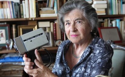 Herminia Laborde, una de las ciudadanas que ha donado sus películas a la Filmoteca, en su domicilio en San Sebastián.