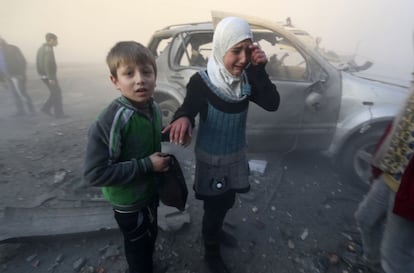 Una muchacha tras un bombardeo en el barrio de Dahret Awwad en Alepo (Siria).