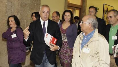 Momento de la reunión de Pachi Vázquez con los afectados por las preferentes.
