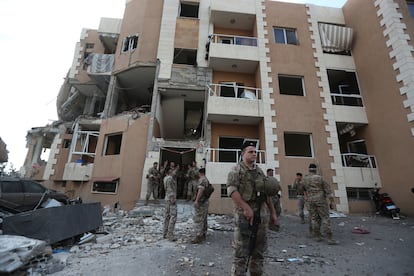 Soldados libaneses delante de un edificio destruido por un ataque israelí en Barja, al sur de Beirut, el sábado.