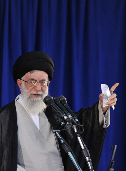 El ayatolá Alí Jamenei, durante la conmemoración del 21 aniversario de la muerte de Jomeini.