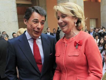 Madrid regional premier Ignacio Gonz&aacute;lez chats with his predecessor Esperanza Aguirre.