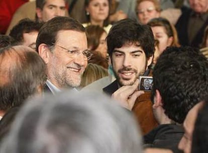 Mariano Rajoy se fotografía con un simpatizante durante el acto de presentación de candidatos, ayer en Valladolid.