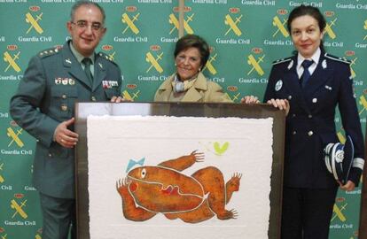 Fotografía facilitada por la Guardia Civil, con el cuadro de Ripollés hallado.