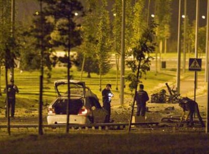 Unos agentes, en el lugar de la explosión del coche bomba.