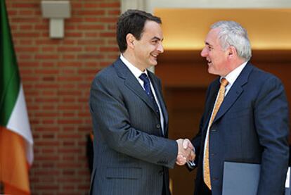 José Luis Rodríguez Zapatero saluda al presidente de turno de la UE, Bertie Ahern, en Madrid.