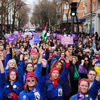 Paris (France), 08/03/2024.- Women raise their fists during a rally for International Women's Day in Paris, France, 08 March 2024. International Women's Day (IWD) is observed annually on 08 March worldwide to highlight women's rights, as well as issues such as violence and abuse against women. (Francia) EFE/EPA/TERESA SUAREZ
