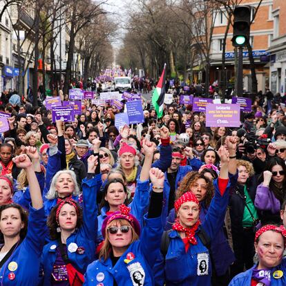 Paris (France), 08/03/2024.- Women raise their fists during a rally for International Women's Day in Paris, France, 08 March 2024. International Women's Day (IWD) is observed annually on 08 March worldwide to highlight women's rights, as well as issues such as violence and abuse against women. (Francia) EFE/EPA/TERESA SUAREZ