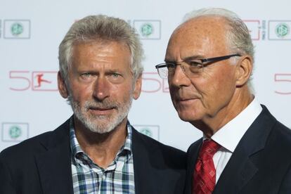 Franz Beckenbauer junto a Paul Breitner durante la gala del 50 aniversario de la Bundesliga. 