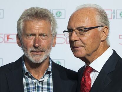 Franz Beckenbauer junto a Paul Breitner durante la gala del 50 aniversario de la Bundesliga. 