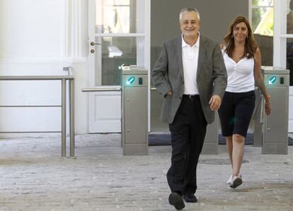 José Antonio Griñán y Susana Díaz, ayer a las tres de la tarde, saliendo del palacio de San Telmo.