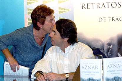 Una mujer besa a José María Aznar durante un acto de firma del último libro del ex presidente ayer en Santander.