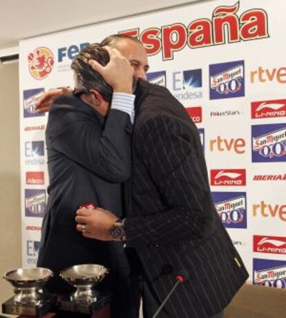 Sergio Scariolo (d), saluda al presidente de la Federación Española de Baloncesto, José Luis Sáez (i), tras la rueda de prensa.