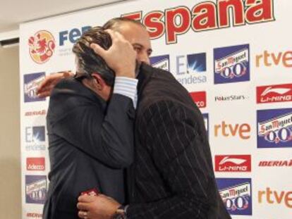 Sergio Scariolo (d), saluda al presidente de la Federación Española de Baloncesto, José Luis Sáez (i), tras la rueda de prensa.