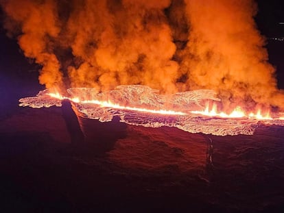 Erupción de un volcán en Reykjanes, en Islandia, en una foto tomada desde un helicóptero de la Guardia Costera.