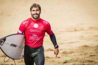 El surfista Aritz Aranburu, en la playa de Zarautz (Gipuzkoa).