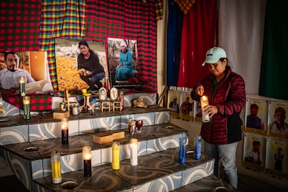 Catalina Hernández enciende veladoras en un altar dedicado a defensores medioambintales en las instalaciones de COPINH, en la comunidad La Esperanza, el 10 de febrero de 2026