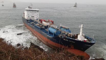 El buque 'Blue Star' en la costa de Ares (A Coruña), en una imagen tomada este lunes.