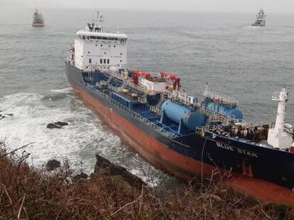 El buque 'Blue Star' en la costa de Ares (A Coruña), en una imagen tomada este lunes.