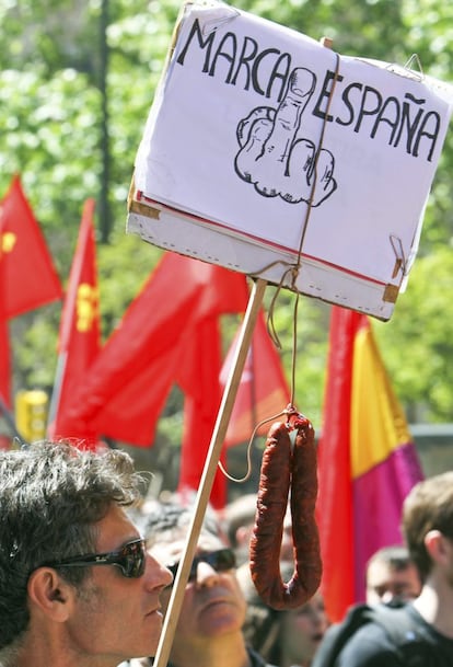 Miles de personas han participado hoy en Zaragoza en la manifestación convocada por UGT y CCOO con motivo del Primero de Mayo, Día del Trabajo, para exigir un cambio en las políticas de recortes y reivindicar un pacto por la reactivación económica y la creación de empleo.