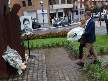 Alberto Núñez Feijóo y Marimar Blanco asisten este jueves a la ofrenda floral ante el monolito en recuerdo a Miguel Ángel Blanco en Ermua (Bizkaia).