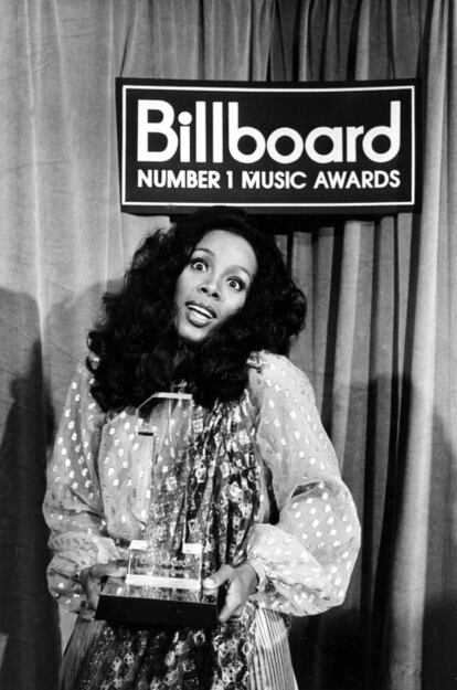 Donna Summer recoge un premio Billboard en la edición de 1977.
