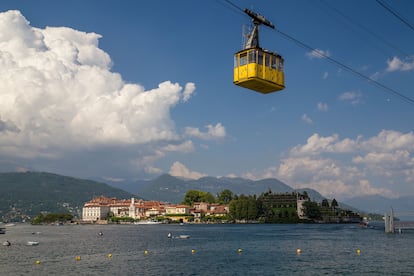 El funicular hasta la cumbre del monte Mottarone sobre las aguas del lago Maggiore.