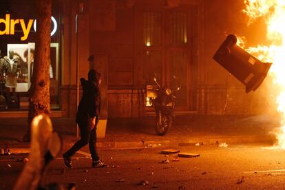 Un manifestante tira en la noche del martes un cubo de basura en la movilización convocada por los CDR en la segunda jornada de protestas contra la sentencia del 'procés'.