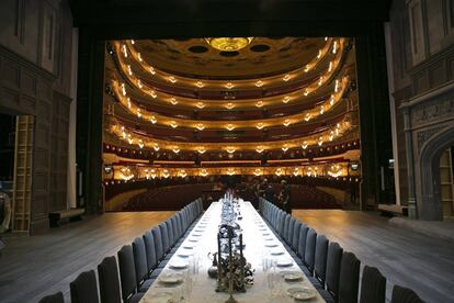 La espectacular mesa que se utiliza en el 'Macbeth' de Verdi que abre la temporada del Liceo.