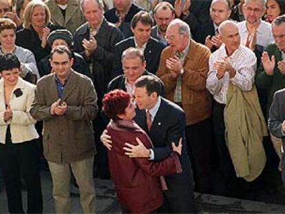 El<i> lehendakari</i> Ibarretxe abraza a María Isabel Lasa en presencia de miembros del Gobierno vasco.