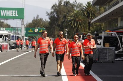 Algunos miembros ponen a punto las instalaciones de la pista mexicana.