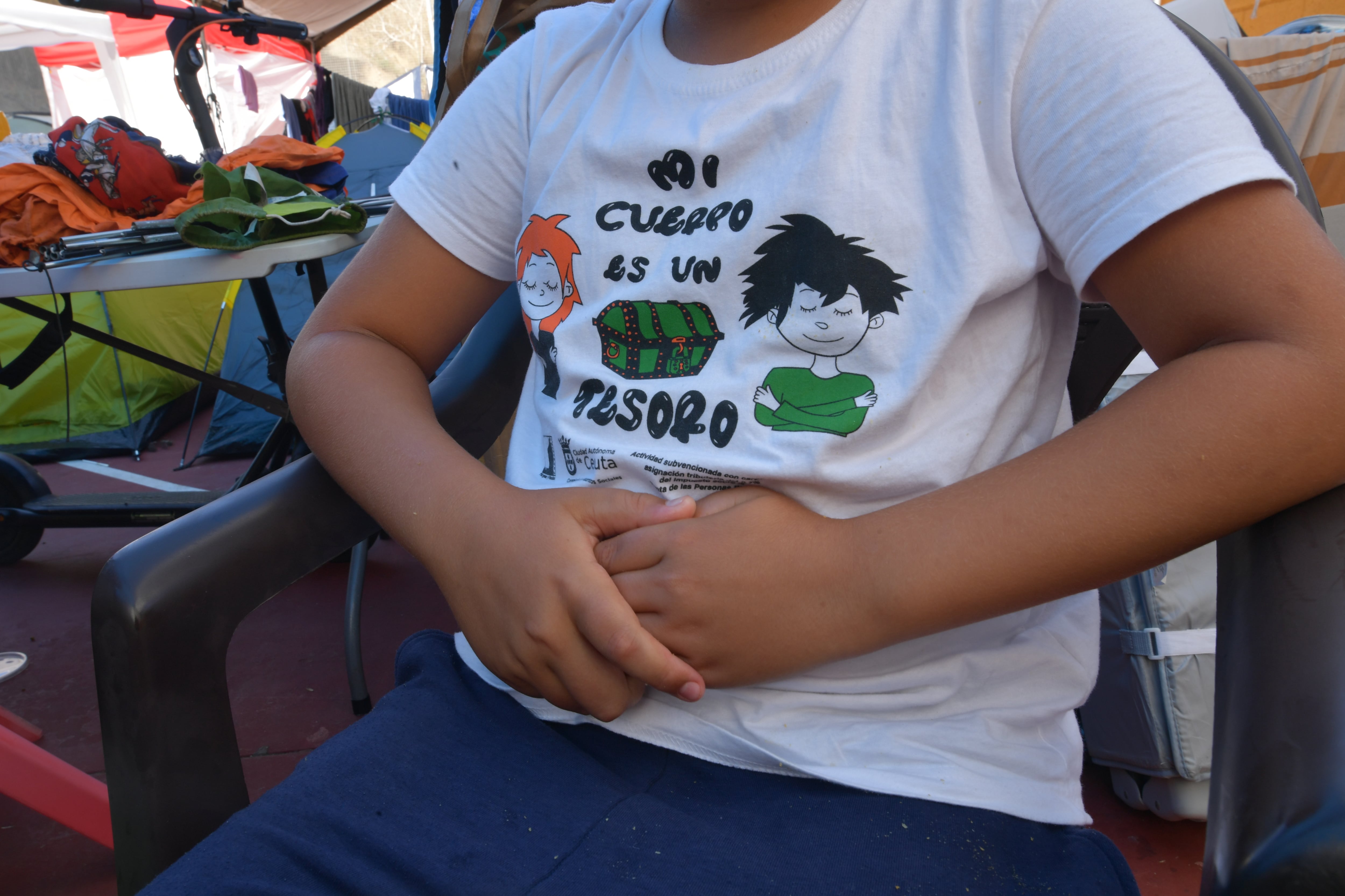 Mohamed, de ocho años, cuenta su historia en el polideportivo de la barriada de La Reina.
