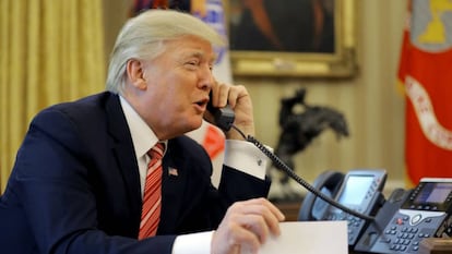 Trump utilizando uno de los teléfonos fijos del Despacho Oval