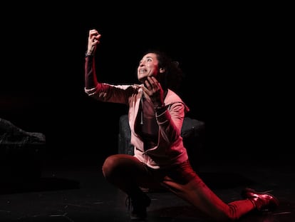 La actriz Vicky Araico durante la puesta en escena de la obra 'Hasta encontrarte'