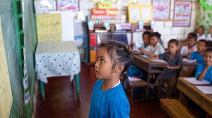 Una niña de la región de Mindanao, en Filipinas, afectada por los enfrentamientos entre el Gobierno y milicias.