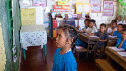 Una niña de la región de Mindanao, en Filipinas, afectada por los enfrentamientos entre el Gobierno y milicias.