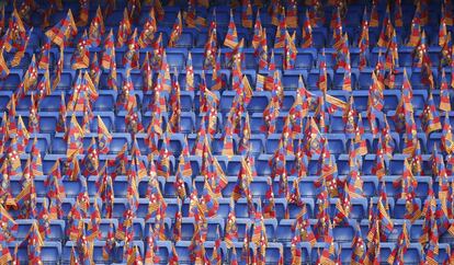 Banderas del Barça en las gradas del estadio