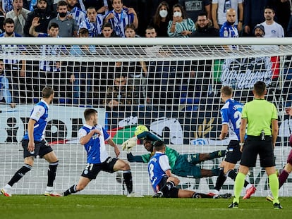 Adnan Januzaj marca el gol de la Real Sociedad en el partido (1-1) que enfrentó a los donostiarras con el Alavés en Mendizorroza.