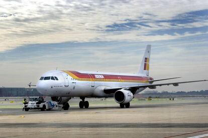 Avión de la aerolínea Iberia en el aeropuerto de El Prat de Llobregat.