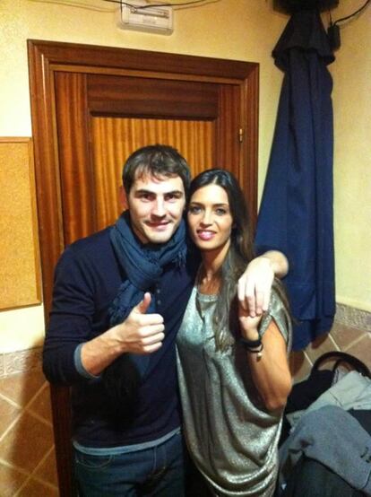 "Feliz 2012 desde Navalacruz". Así saludaba Iker Casillas desde su nueva casa abulense, donde pasó este fin de semana junto a su familia y a su novia, Sara Carbonero, al nuevo año. La periodista y el guardameta recibieron 2012 en el pueblo de los padres y abuelos de Casillas, y donde el portero fue nombrado Hijo predilecto el año pasado. La pareja colgó una foto en Facebook desde su nueva propiedad, donde se escapa cada vez que puede a descansar y disfrutar de la vida de pueblo.