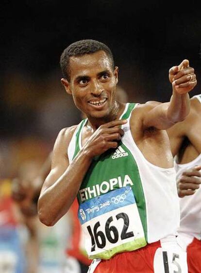 Kenenisa Bekele festeja su triunfo.