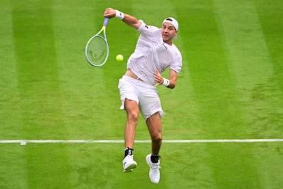 El alemán, Jan-Lennard Struff, devuelve la pelota al español, Carlos Alcaraz, el primer día del campeonato el 27 de junio.