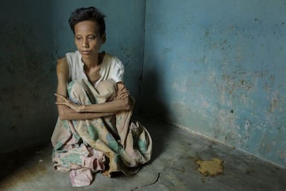 Anne ha permanecido encerrada en una habitación sin ventanas por más de diez años. Cuando era niña amaba correr; ahora no puede ni estar de pie. Todo empezó cuando suspendió un 'test' de trabajo. Java, Indonesia. Octubre de 2012.